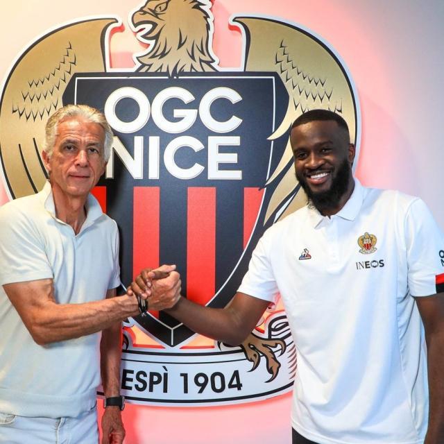 7m体育-【早报】你留下！曼联官宣腾哈赫续约至2026年！