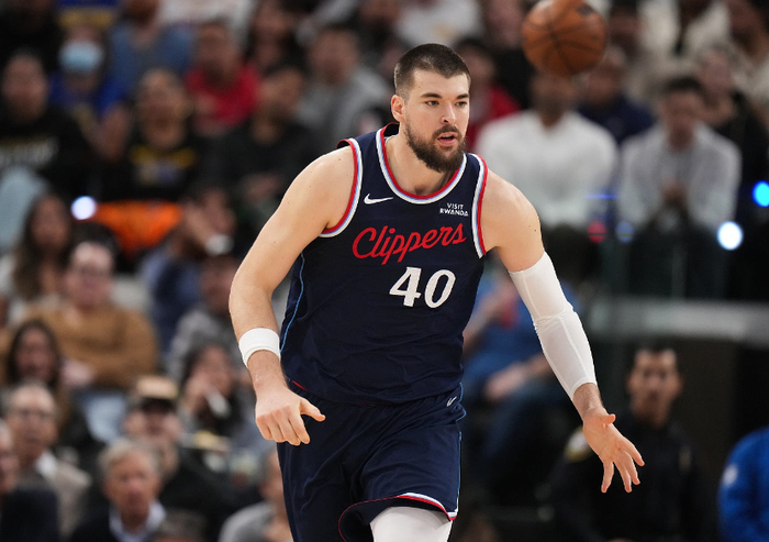 7m体育-快船加时121-117险胜猛龙 球员评价:5人优秀,3人及格,3人低迷|洛佩斯|多伦多猛龙队|洛杉矶快船队|伊维察·祖巴茨|詹姆斯·哈登_新浪体育_新浪新闻