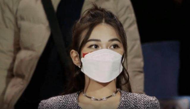 7m体育官网-越南女球迷图鉴②越南小姐新年红包庆祝越南赢国足