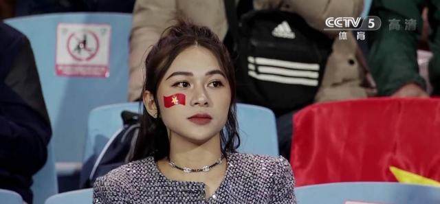 7m体育官网-越南女球迷图鉴②越南小姐新年红包庆祝越南赢国足