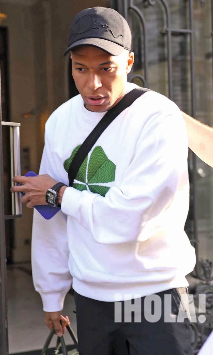 7m比分足球即时比分-姆巴佩被拍到与绯闻女友乘车回家，两人曾在巴黎一同入住豪华酒店